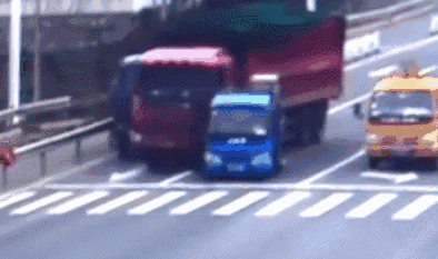 后面的大货车失控,连撞两台等红灯的货车