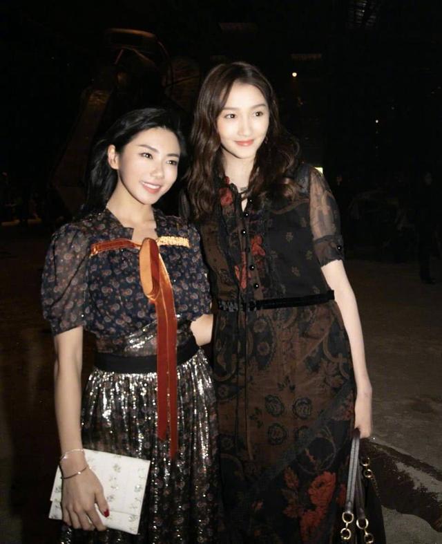 程晓玥跟关晓彤何穗合影,矮半个头不尴尬,皮肤