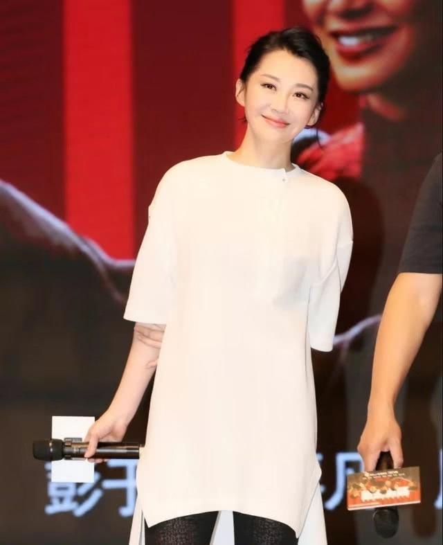被许晴征服了! 这么紧的牛仔裤都能穿上, 49的年龄29的身材