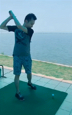 爆笑gif图:小姐姐睡着了,完全不知道发生了什么