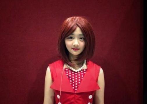 黄磊女儿又化妆，12岁青春少女成30岁贵妇，网友：没认出来！