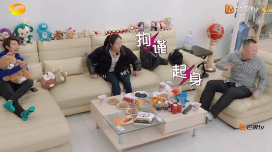《我家那闺女》郭跃爸爸提前回家参与女儿聚会，网友：没眼力！
