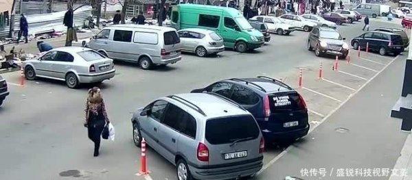 汽车停车位窄小，开门怕碰到车车友这样做，随便碰也没事