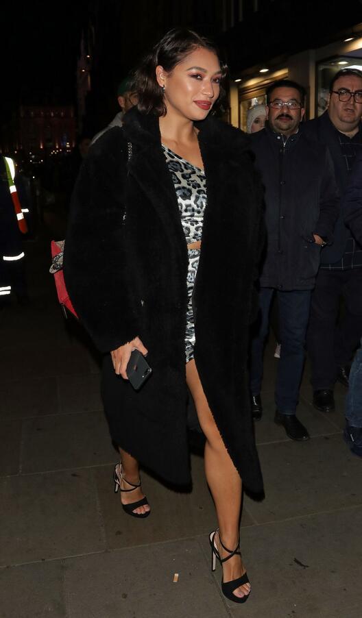 女星凡妮·莎白现身伦敦街头，她的心情看起来不错