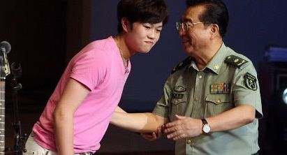 80岁李双江，俩儿子一坐牢入狱一在军政工作，差距不是一般大！