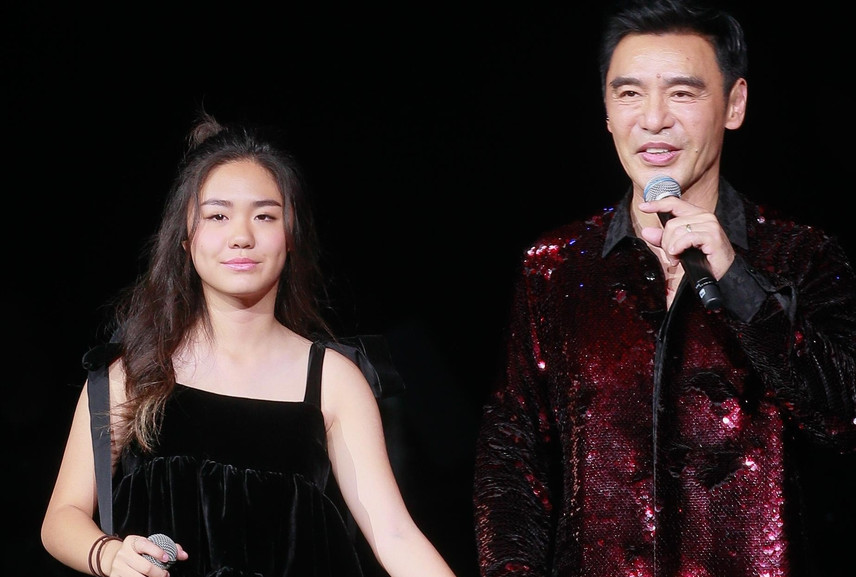 65岁钟镇涛一双女儿近照!大女儿亭亭玉立,小女儿胖嘟嘟超可爱