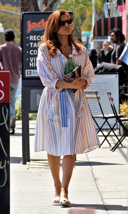 女星伊娃·门德斯现身洛杉矶，她给人冷傲的感觉