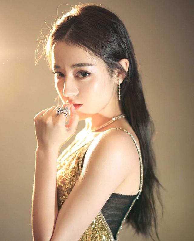 迪丽热巴美艳动人,五张照片中混有一张油画,网友们十猜九错