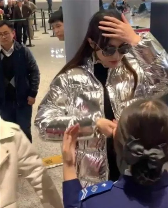 唐嫣机场安检不脱外套是因为怀孕?身穿猪宝宝衣服引猜测