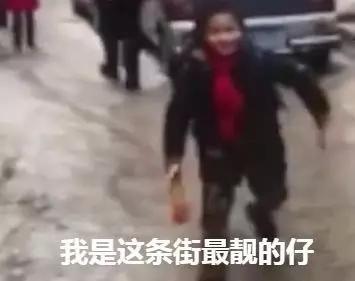 小学男生期末得奖状,走出
