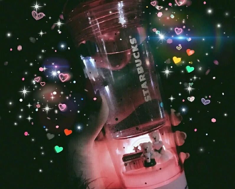 星巴克一个塑料杯卖两百元，关了灯后才知道