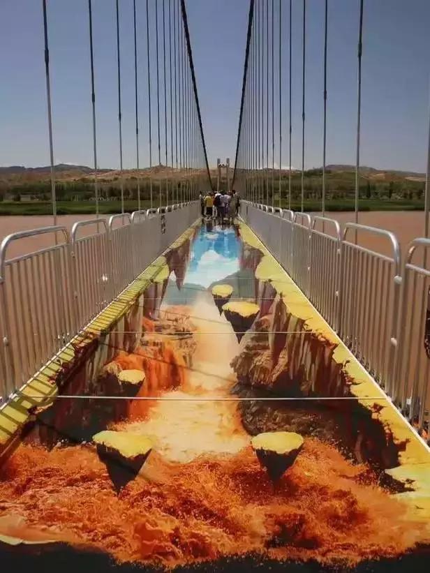 玻璃桥突然碎裂吓哭游客,如何走完这些惊险的