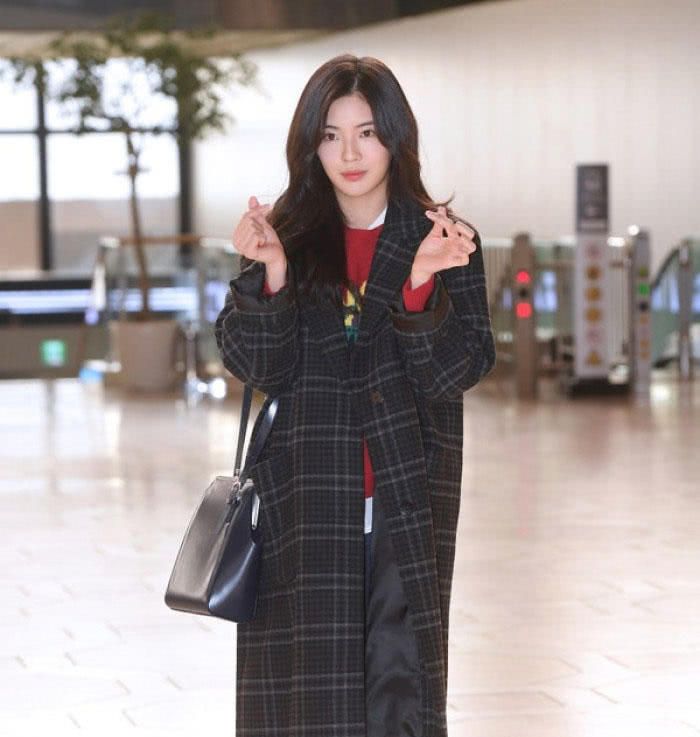 李光洙女友李先彬西服套装帅气潇洒网友简直韩版杨超越