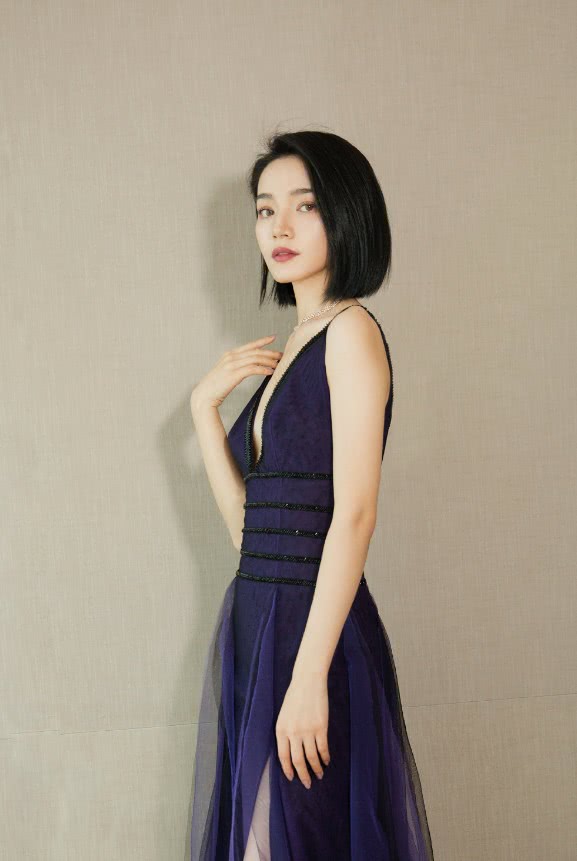 代斯也太猛了,一条晚礼服竟用5条"腰带",这身材给跪了