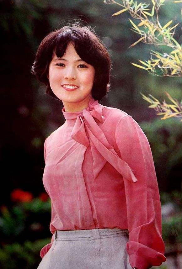 一婚嫁同龄男演员，二婚嫁大15岁画家，如今儿子长得阳光帅气