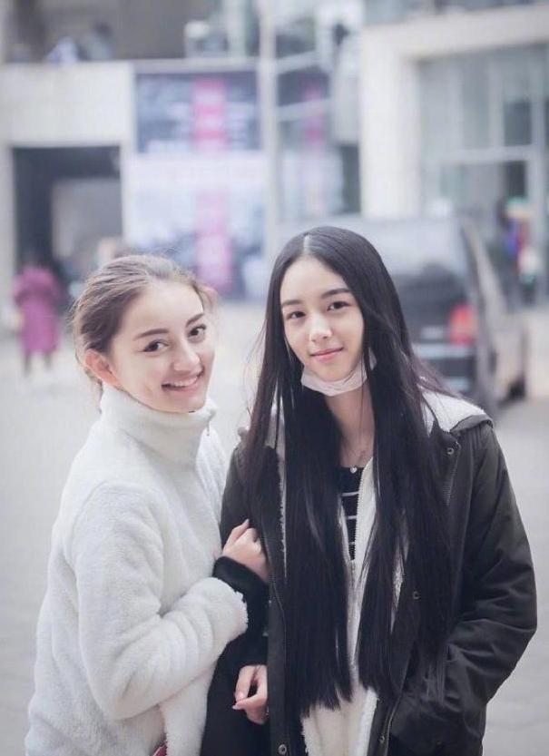 她曾被称为“北电最美艺考生”，跟关晓彤是同学，竟是她旗下艺人