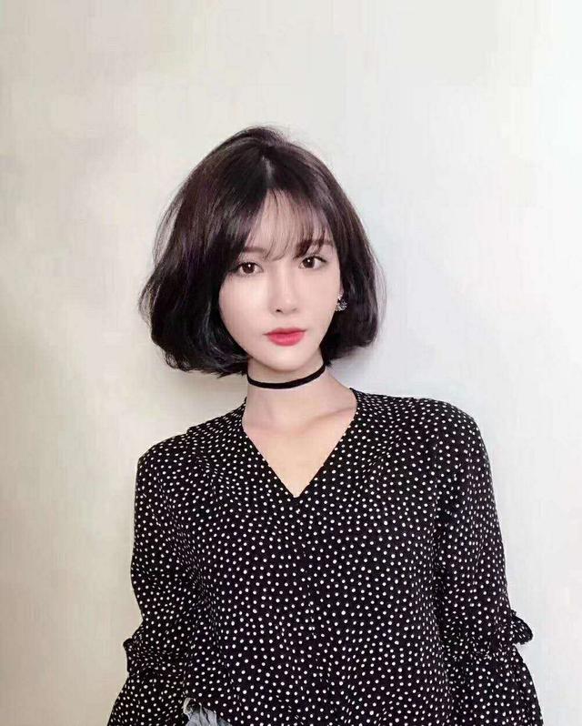 中短发微烫发型,知性优雅很韩范,最适合那些脸圆头发多的女生了