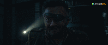 陈玉楼迅速反应过来,几个大跨步上前带着罗老歪虎口脱险↓