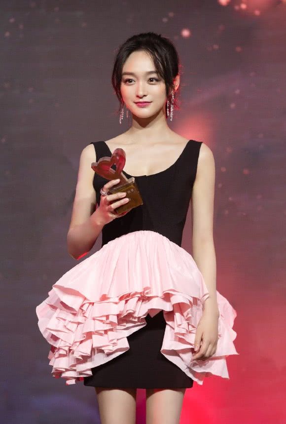 何泓姗也太会玩了,连衣裙外再穿条小短裙,秒变小公主
