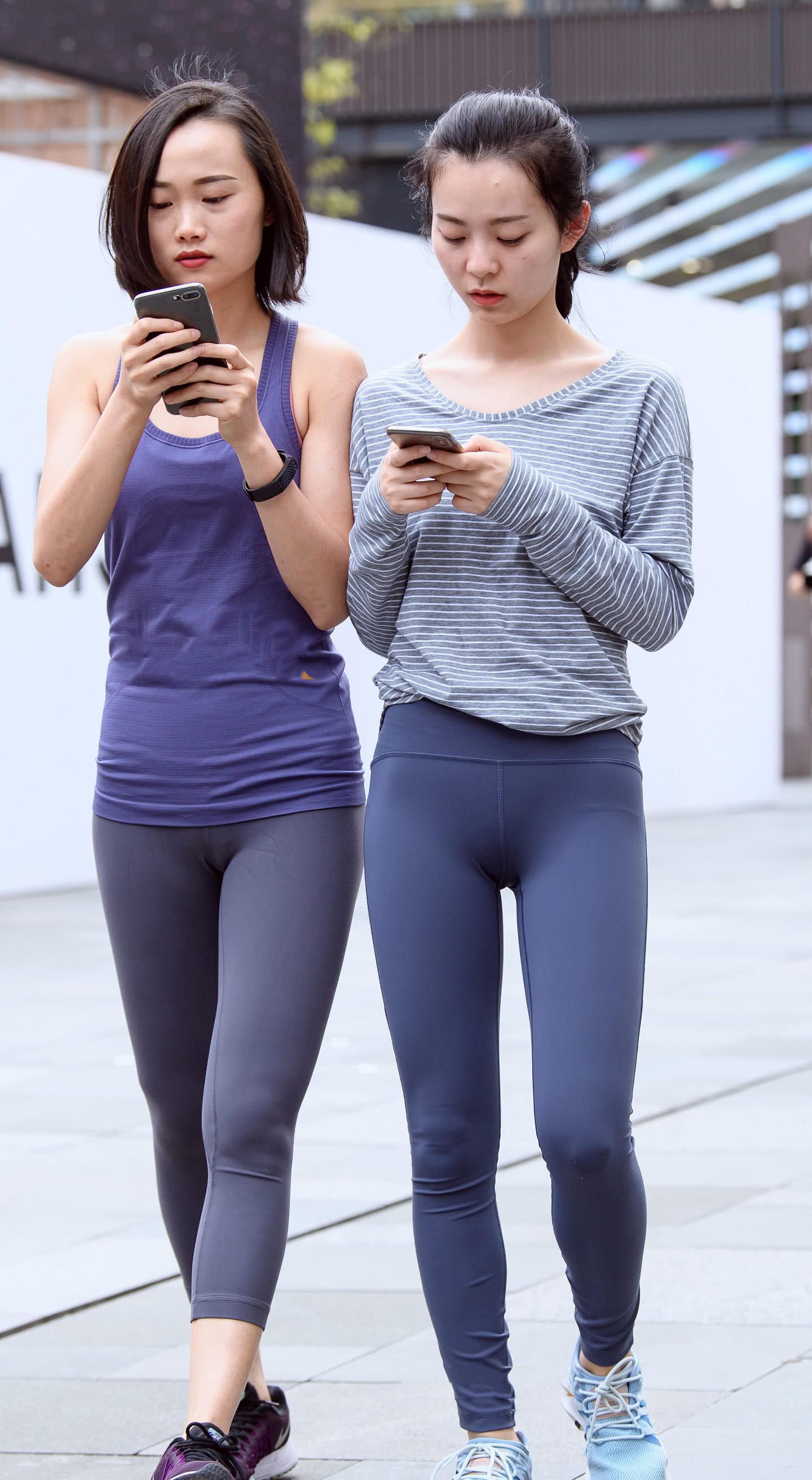 街拍:气质小姐姐紧身裤勾勒出迷人身材,和闺蜜一起出街各有千秋