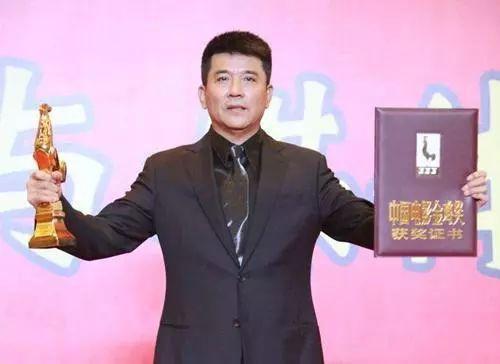 61岁孙淳全家近照，妻子患病30年不离不弃，如今的他魅力十足