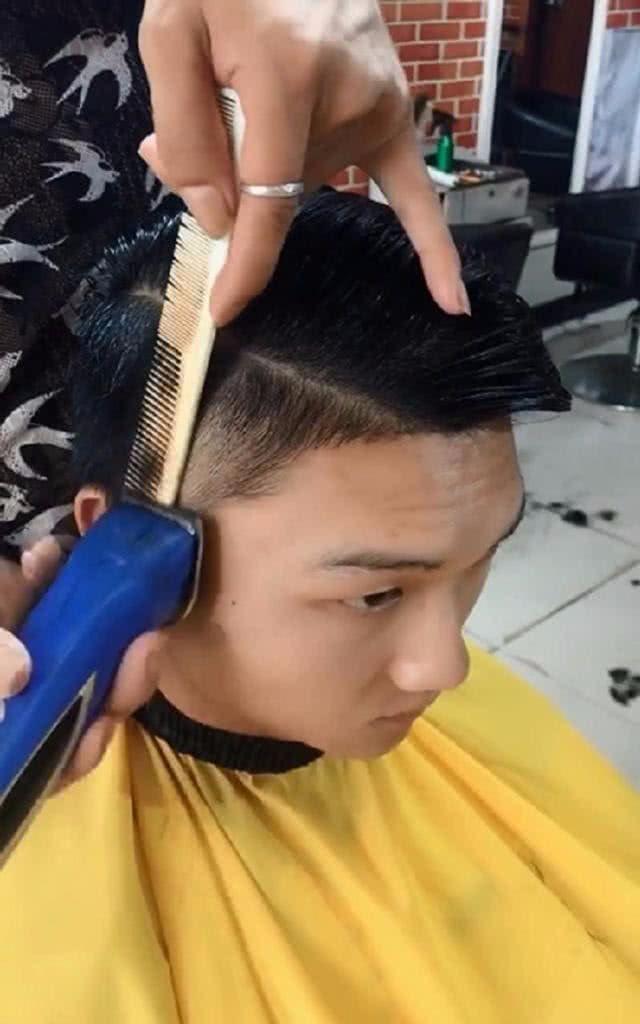 脸型很奇怪的小伙去剃头,被发型师改了款帅气的三七分