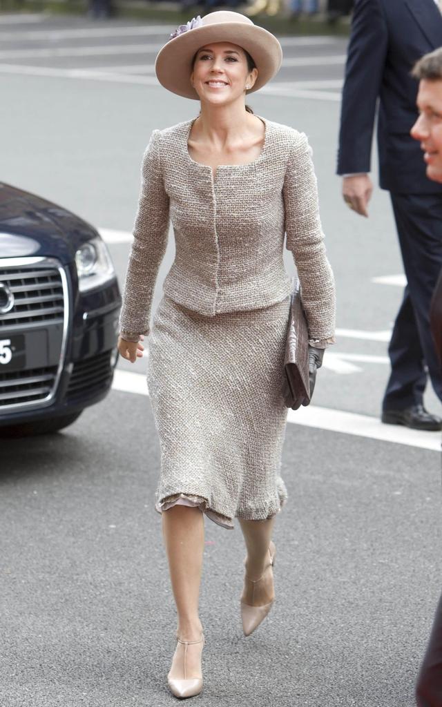 46岁丹麦王储妃玛丽穿粗花呢半身裙，气质满分，优雅无敌