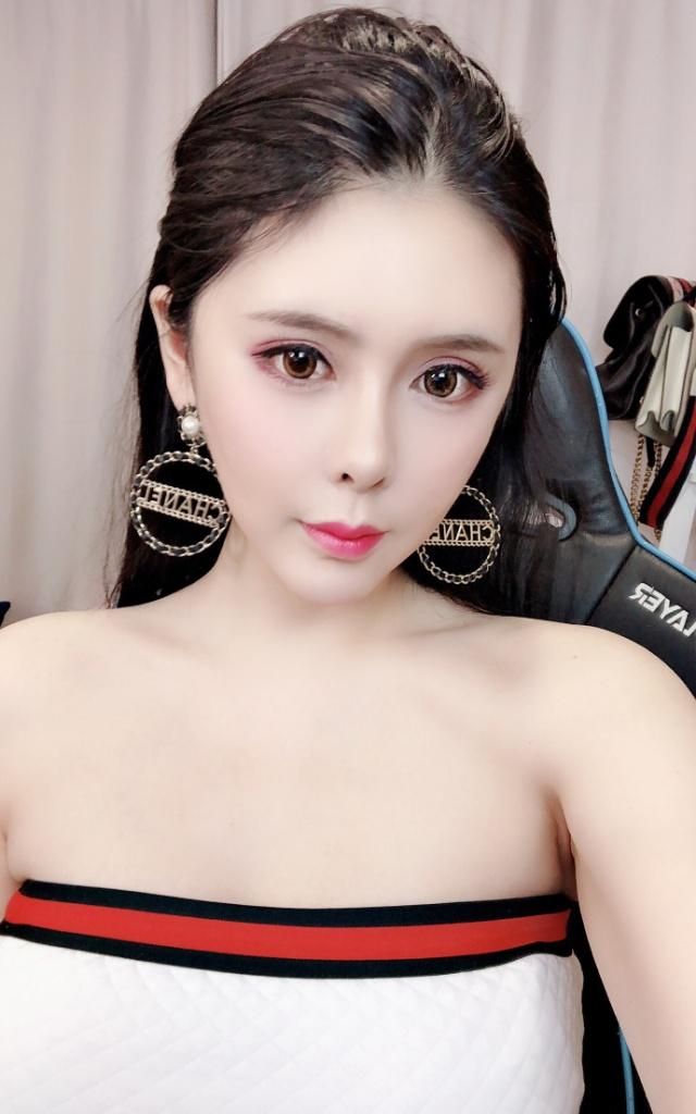 斗鱼主播张琪格整容成功归来,直播间人气回暖