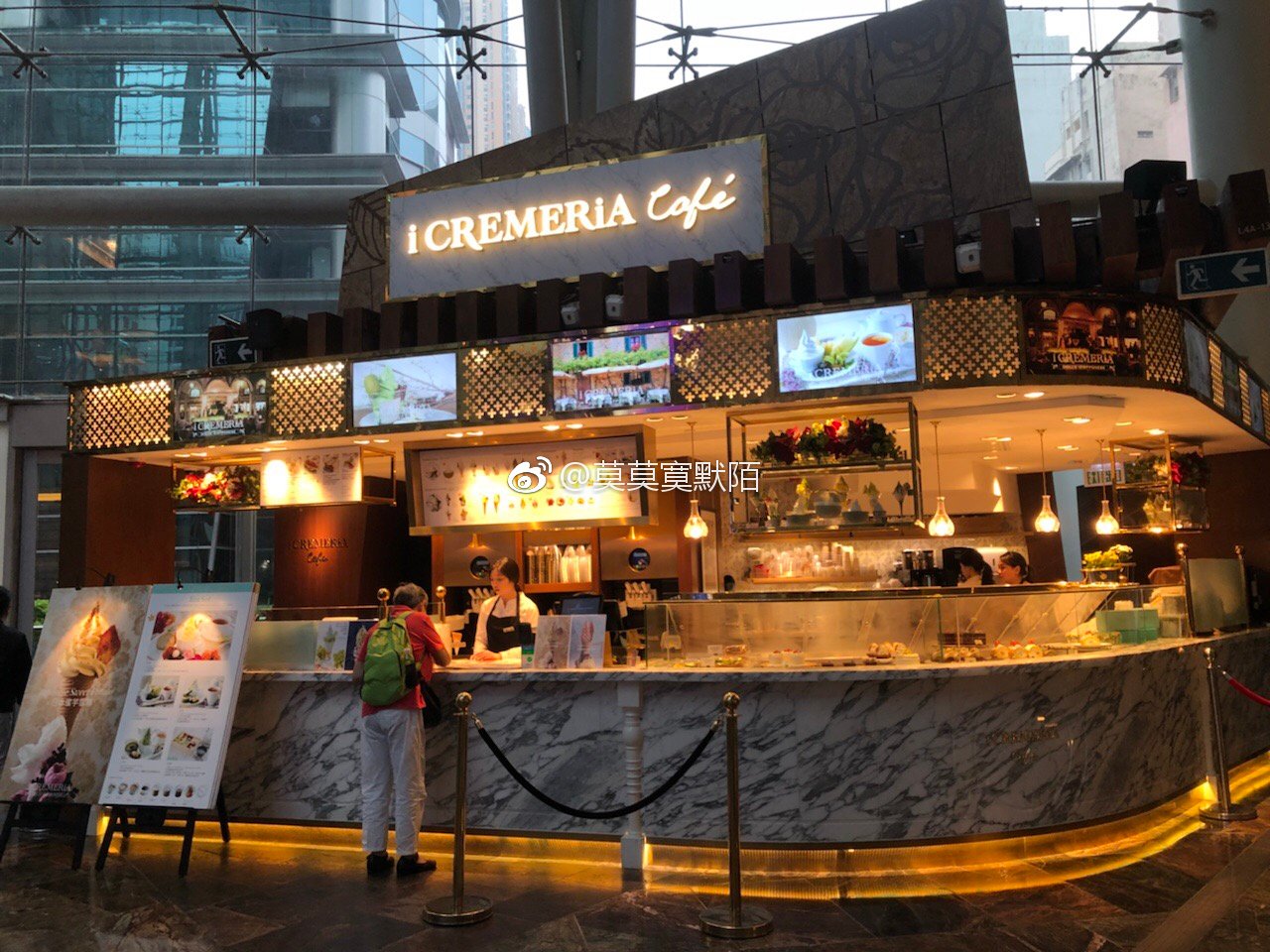 美滋滋得舔著網(wǎng)紅金箔北海道牛奶冰激凌 美滋滋得舔著網(wǎng)紅金箔北海道牛奶冰激凌