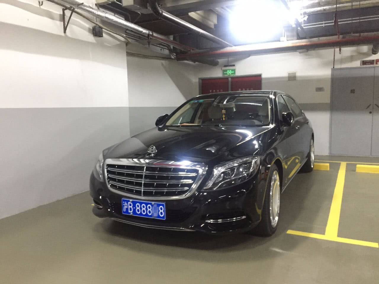 左边是劳斯莱斯，右边是法拉利，路人目光却都停在这辆国产车上！