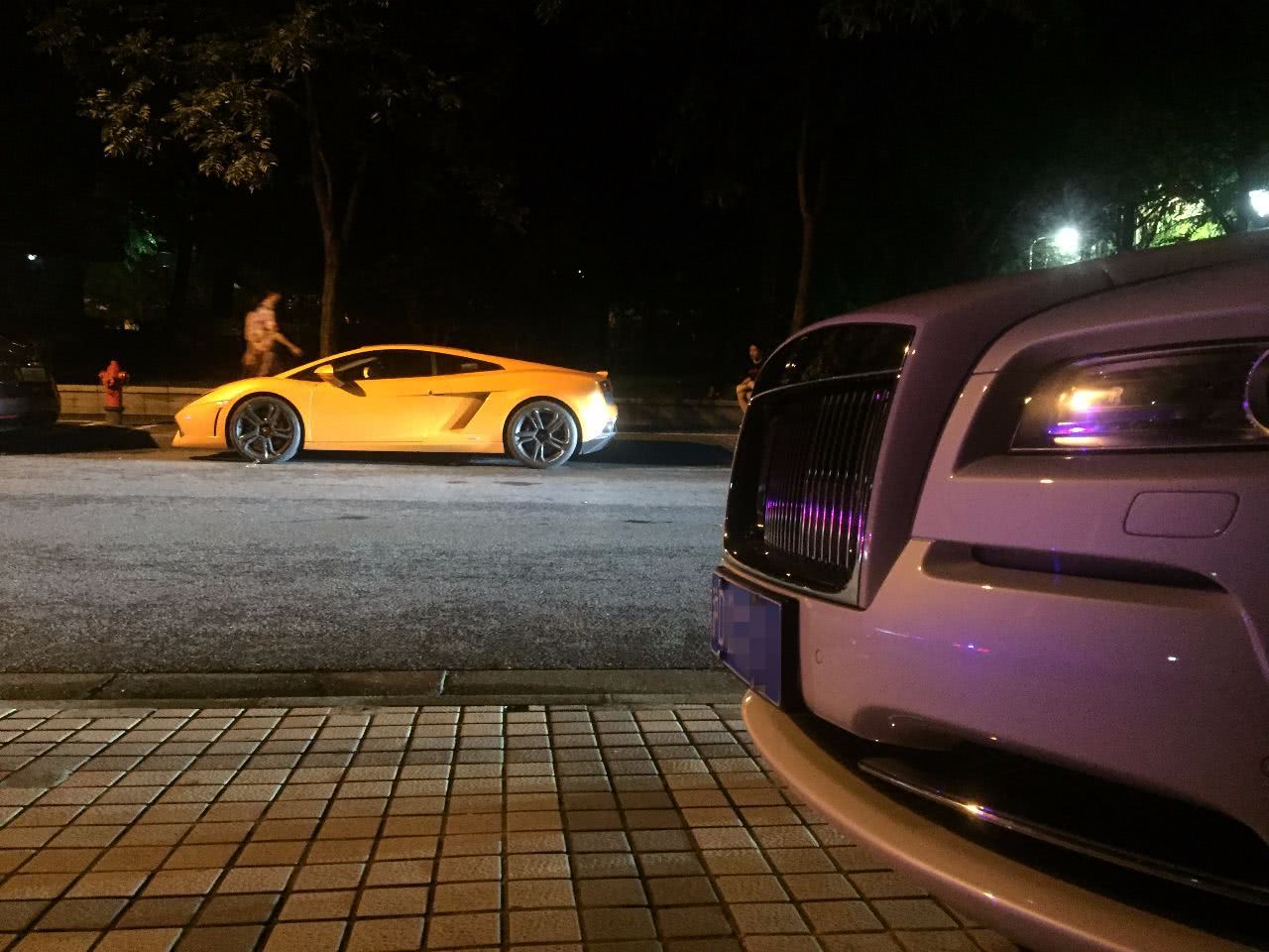 这家夜店凌晨门口停满豪车，劳斯莱斯都靠边站，原来老板是他！