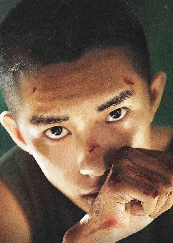 央视春晚三大悬案:钟汉良破音,易烊千玺戴假发