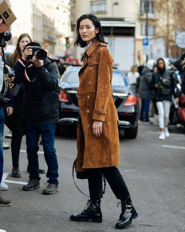 刘雯只是剪掉十年长发变波波头,印花短袖休闲裤,美得一点不过分