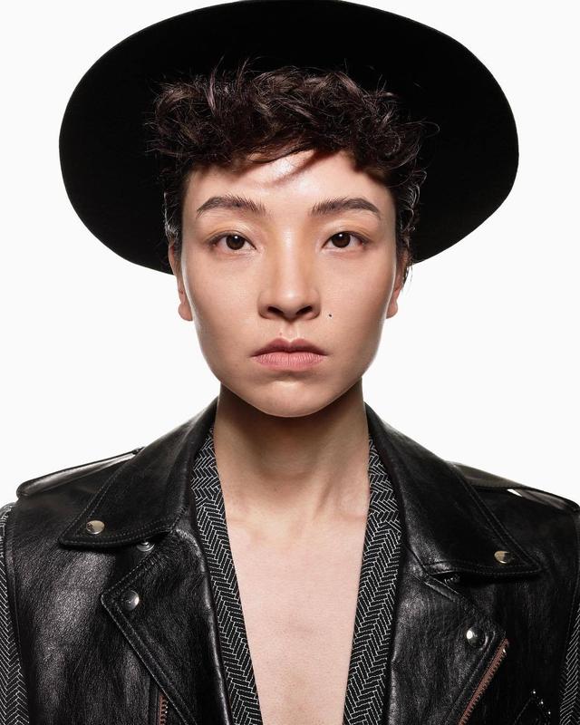 31岁曾美慧孜拍照,五颜六色风格奇特,超出大众日常审美