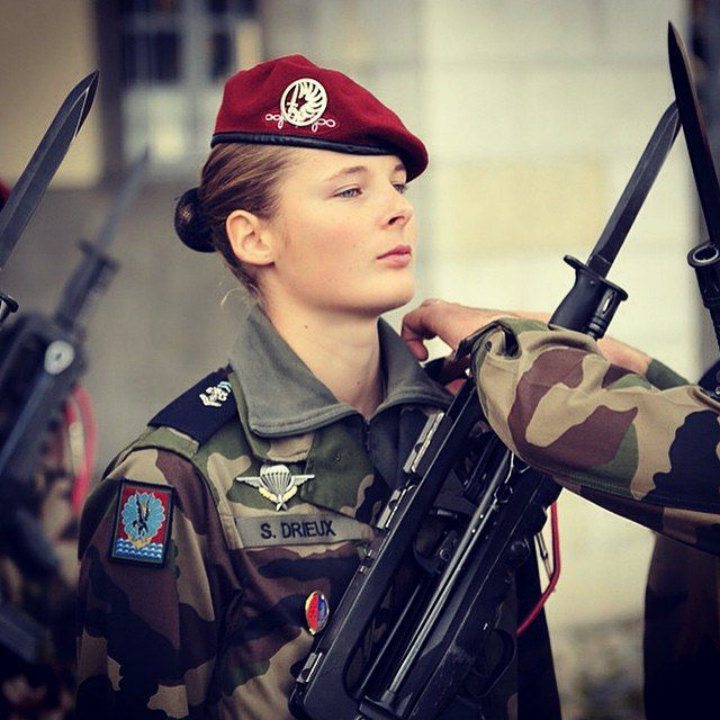 绿色贝雷帽和女兵完美组合,俄罗斯女兵口红妩媚,不当