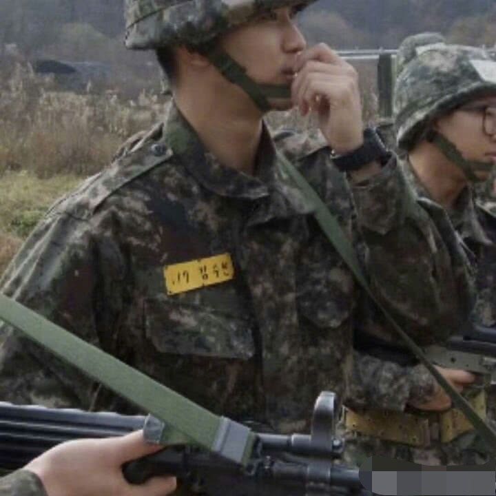 金秀贤入伍近照公开 面容清瘦成熟稳重男子气概十足