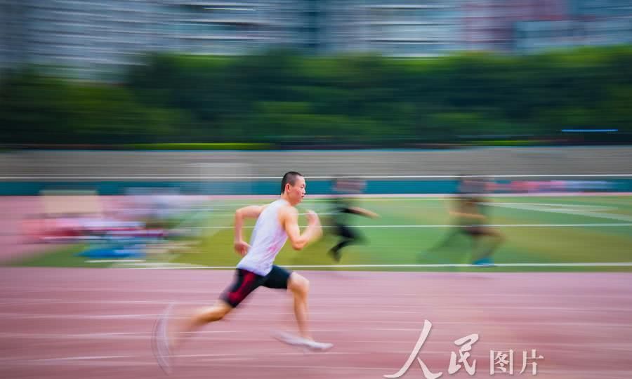 4月3日,重庆市綦江区南州中学,随风奔跑的温仕奇.