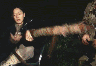 搞笑gif趣图:这是看到伙伴了是吗?