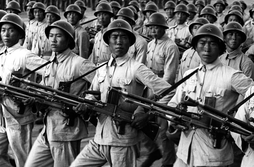 1949年的建国大阅兵,步伐不整齐武器万国牌,眼神却充满杀气