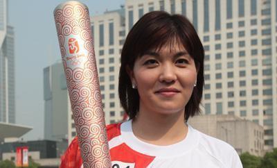 中国首个游泳奥运冠军,在美国结婚英国生子,回