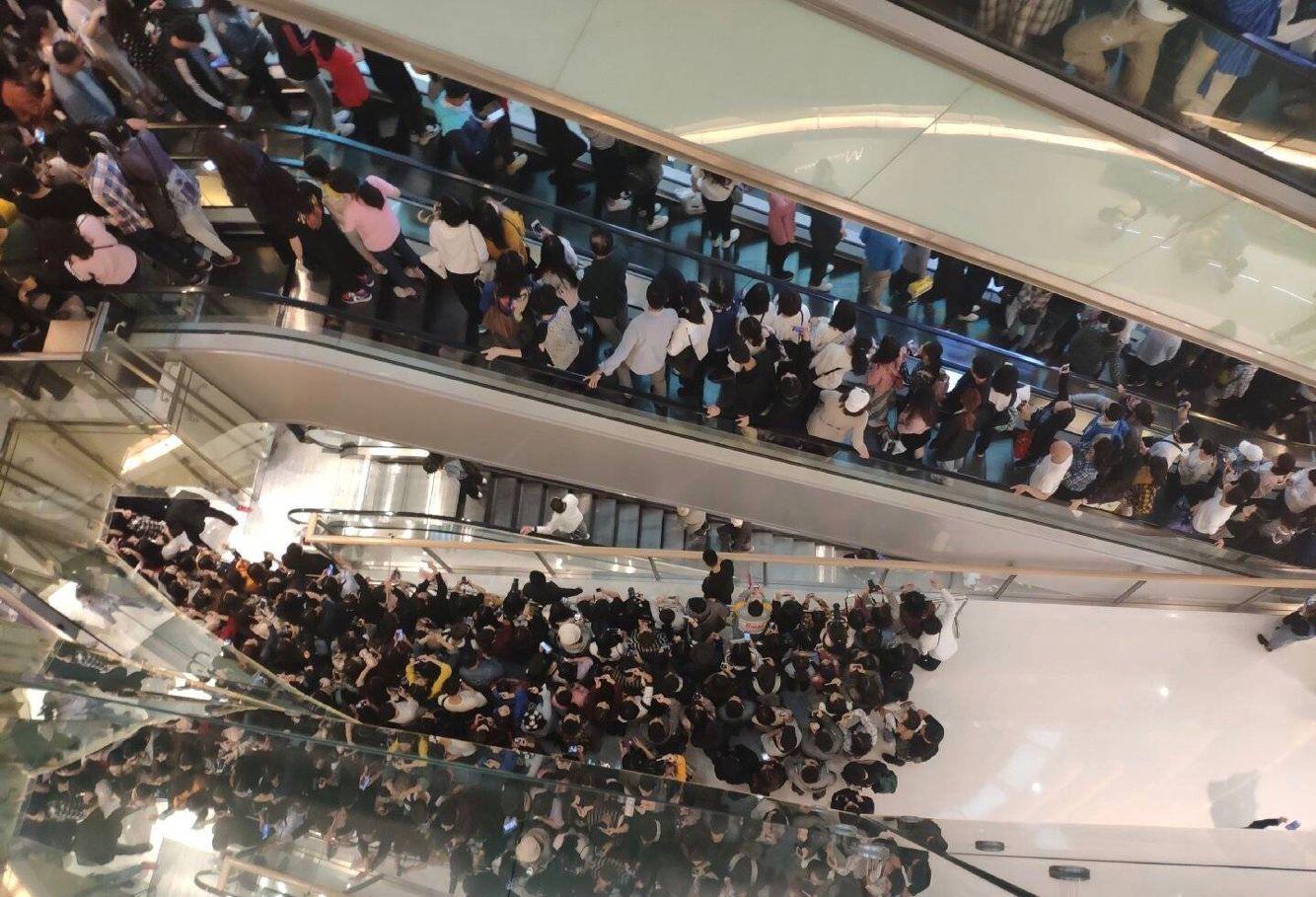 宋智孝现身深圳引发众多路人围观