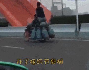 爆笑gif: 哥们表情挺丰富的啊