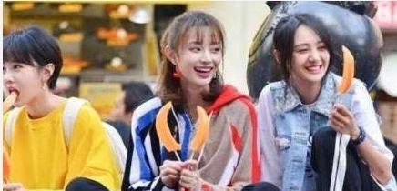 郑爽现身《青春斗》发布会,穿着随意自扇巴掌