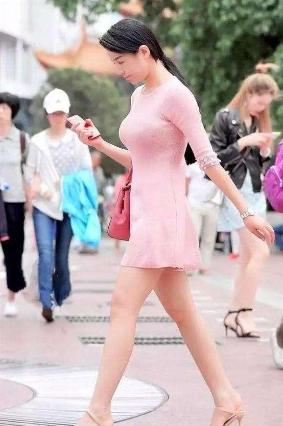 街拍:身材丰满的女人,没有什么衣服是穿不好的,怎么看