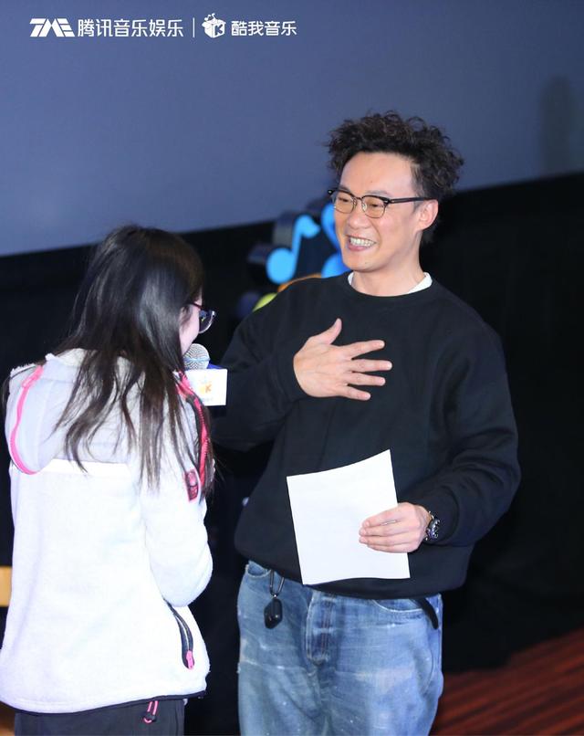 粉丝喊话eason秀腹肌 陈奕迅机智脱身