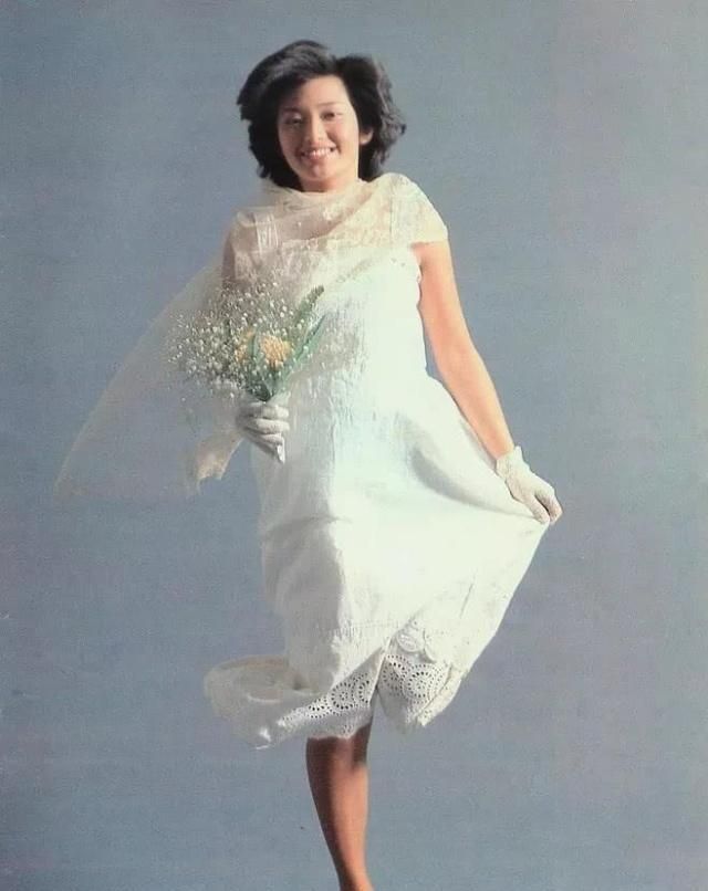 山口百惠的最后一场“告别演唱会”，国民歌手穿着鲜艳，全场爆满