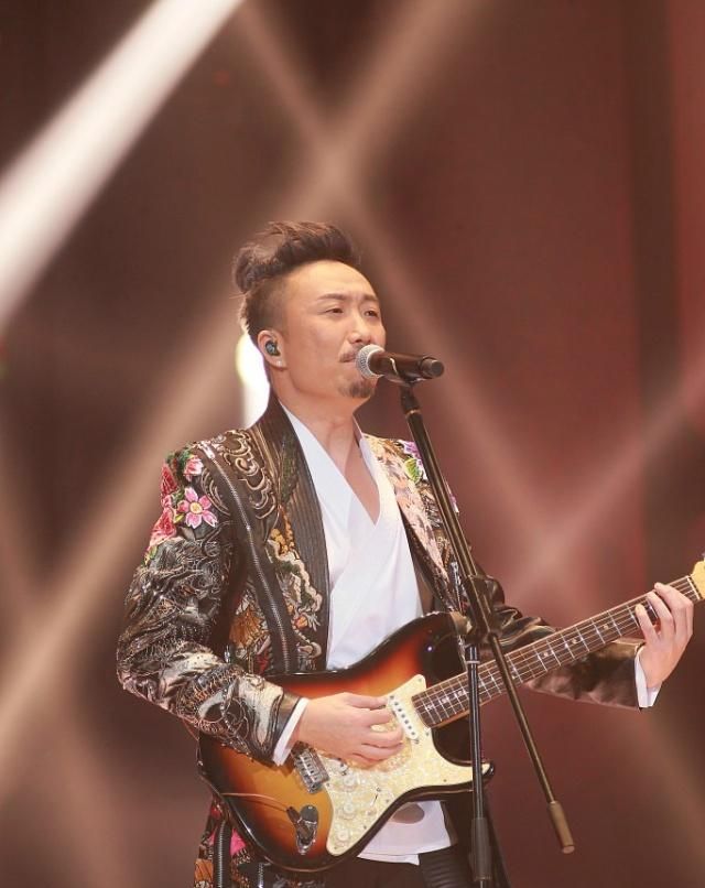 郑中基除夕夜开唱萝莉女儿登台唱整首歌