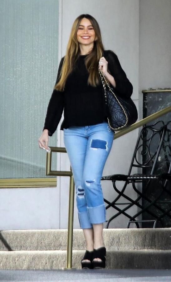 女星索菲娅·维加拉现身洛杉矶，她给人端庄的感觉