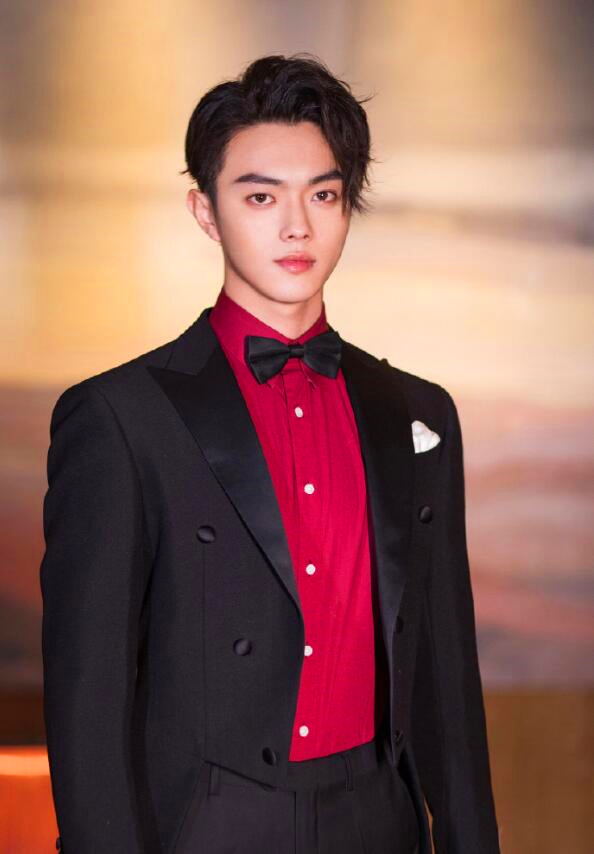 许凯活动被白露推开,一脸懵略显无奈,于正:闹一下也大惊小怪|许凯|于正