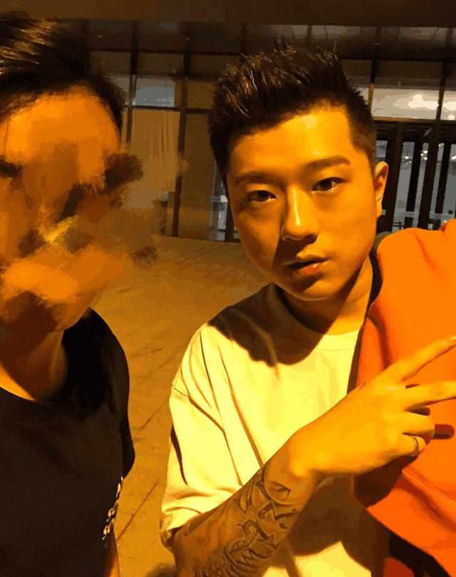 艾热王以太淘汰之后被网友偶遇,两人动作相同